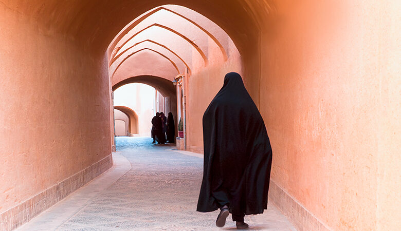 Ιράν: Οι αρχές εγκαθιστούν κάμερες σε δημόσιους χώρους για να εντοπίζονται οι γυναίκες που δεν φορούν μαντίλα