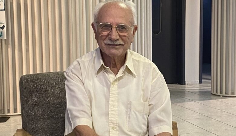 Ηράκλειο: Ο 88χρονος που αποφοίτησε από το Πανεπιστήμιο Κρήτης τιμήθηκε από τον πρύτανη