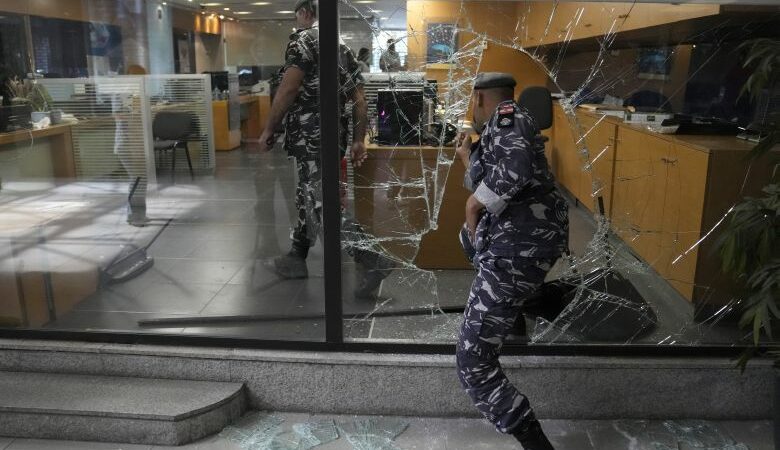 Αγανακτισμένοι οι πολίτες στον Λίβανο – «Ληστεύουν» τράπεζες για να πάρουν τα λεφτά τους