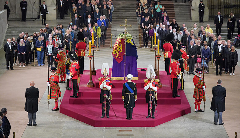 Βρετανία: Τα τέσσερα παιδιά της βασίλισσας Ελισάβετ πήραν θέσεις γύρω από το φέρετρο
