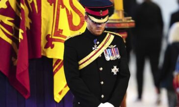 Βρετανία: Χωρίς τα διακριτικά της βασίλισσας Ελισάβετ η στρατιωτική στολή του πρίγκιπα Χάρι