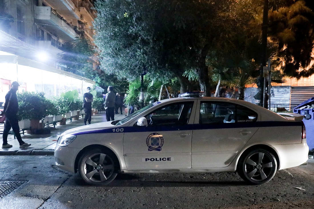 Αιματηρή συμπλοκή στην Ερμού: Σε σοβαρή κατάσταση στο Γενικό Κρατικό Νίκαιας άνδρας που μαχαιρώθηκε