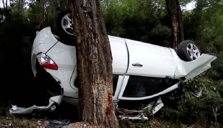 Αλόννησος: Αυτοκίνητο αναποδογύρισε και σφηνώθηκε σε δένδρα – Σοβαρά τραυματισμένη η οδηγός