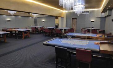 Δεκαπέντε συλλήψεις σε μπαρ που είχε μετατραπεί σε «μίνι καζίνο» στο κέντρο της Αθήνας