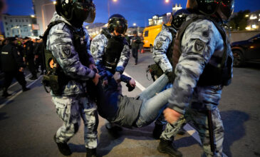Ρωσία: Πόλεμος ή φυλακή οι επιλογές για τους διαδηλωτές κατά της επιστράτευσης που συλλαμβάνονται