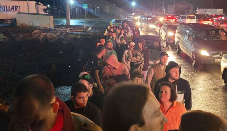 «Τρέχουν» για να φύγουν από τη Ρωσία: Ουρές χιλιομέτρων από αυτοκίνητα στα σύνορα μετά την επιστράτευση
