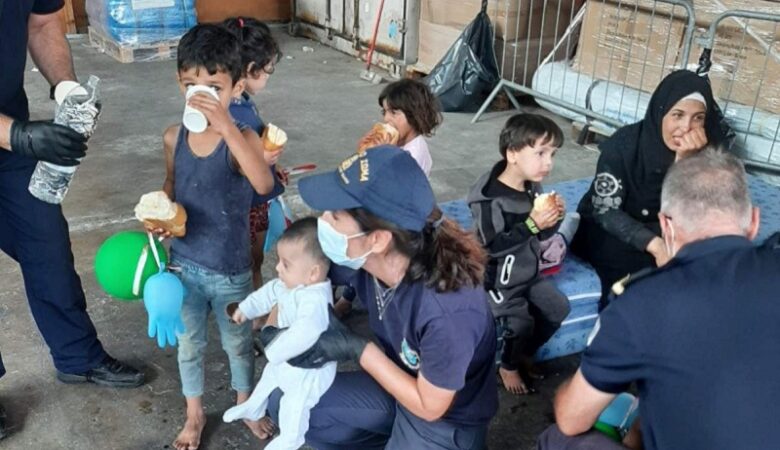 Μεσσηνία: Συνελήφθησαν τρεις διακινητές των 89 μεταναστών ανοιχτά της Πύλου
