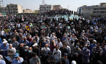 Ιράν: Χιλιάδες άνθρωποι διαδήλωσαν υπέρ της μαντίλας