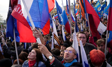 Σε Μόσχα και Αγία Πετρούπολη Ρώσοι διαδηλώνουν υπέρ των δημοψηφισμάτων στις κατεχόμενες περιοχές της Ουκρανίας