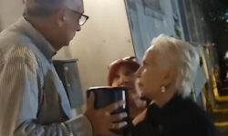Ο Δημήτρης Σούρας παρέλαβε την τέφρα της Καραγιάννη: «Αυτή είναι η Μάρθα μας, είναι ζεστή ακόμα»