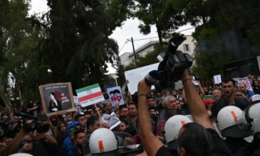 Πρεσβεία Ιράν: Ένταση και χημικά στη διαμαρτυρία για τα δικαιώματα των γυναικών – Δείτε βίντεο και εικόνες του News