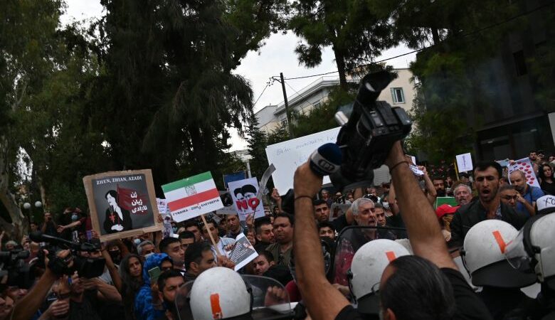 Πρεσβεία Ιράν: Ένταση και χημικά στη διαμαρτυρία για τα δικαιώματα των γυναικών – Δείτε βίντεο και εικόνες του News