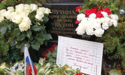 Ρωσία: «Ο γιός σας συμπεριφέρεται απαράδεκτα!» έγραφε σημείωμα που άφησαν ακτιβιστές στο τάφο των γονιών του Πούτιν