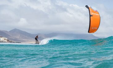 Σαντορίνη: Έκανε kite surf και χάθηκε στη θάλασσα – Τον εντόπισαν σε βραχονησίδα