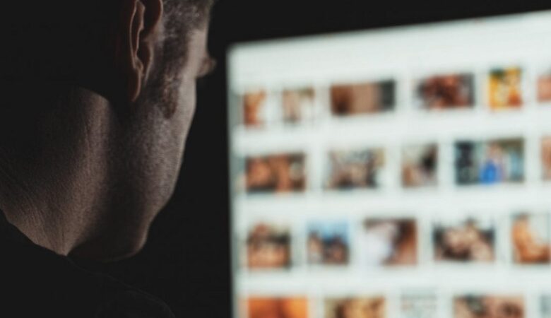 Νέα υπόθεση revenge porn: Eκβίαζε τα θύματα με διακίνηση των προσωπικών στιγμών τους στο διαδίκτυο – Πώς «τρύπωνε» στα προφίλ