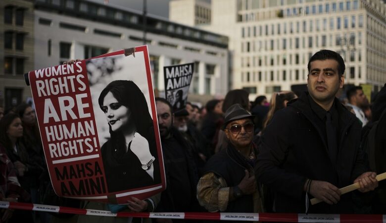 Ιράν: Διαδηλώσεις αλληλεγγύης σε όλο τον κόσμο προς το κίνημα αμφισβήτησης μετά τον θάνατο της Αμινί