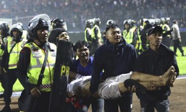 Θρήνος στην Ινδονησία: Στα 32 τα νεκρά παιδιά από την ανεπανάληπτη τραγωδία σε ποδοσφαιρικό αγώνα
