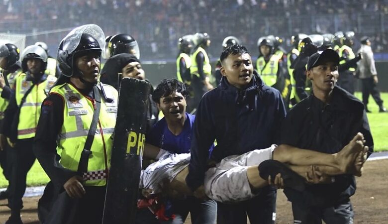 Θρήνος στην Ινδονησία: Στα 32 τα νεκρά παιδιά από την ανεπανάληπτη τραγωδία σε ποδοσφαιρικό αγώνα