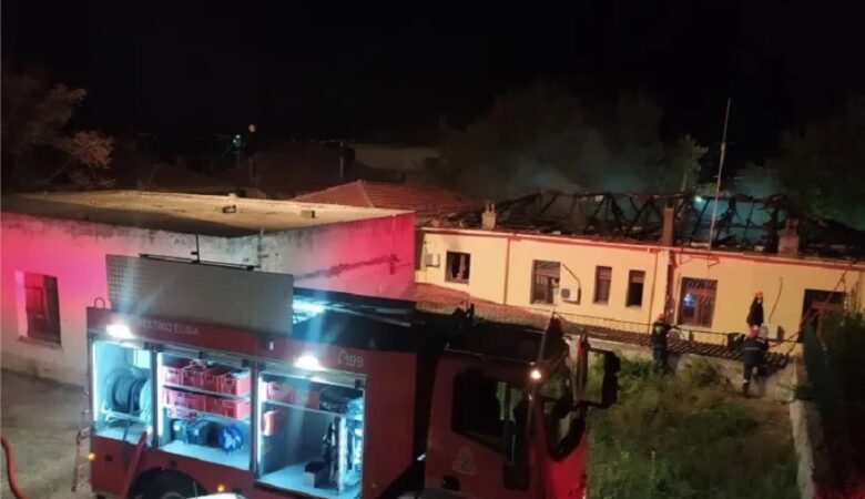 Κοζάνη: Φωτιά στο ιστορικό δημαρχείο Σερβίων – Καταστράφηκε ο πρώτος όροφος