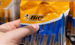 Γιατί τα καπάκια των στυλό BIC έχουν τρύπα