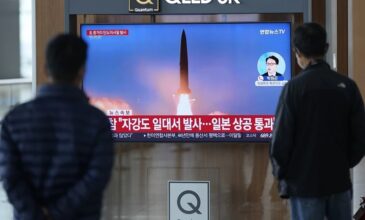 Βόρεια Κορέα: Εκτόξευσε τουλάχιστον 10 πυραύλους κι ένας από αυτούς κατέπεσε κοντά στα χωρικά ύδατα της Νότιας Κορέας