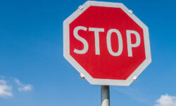 Η αιτία που η πινακίδα του «STOP» είναι διαφορετική από τις άλλες