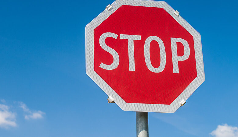 Η αιτία που η πινακίδα του «STOP» είναι διαφορετική από τις άλλες