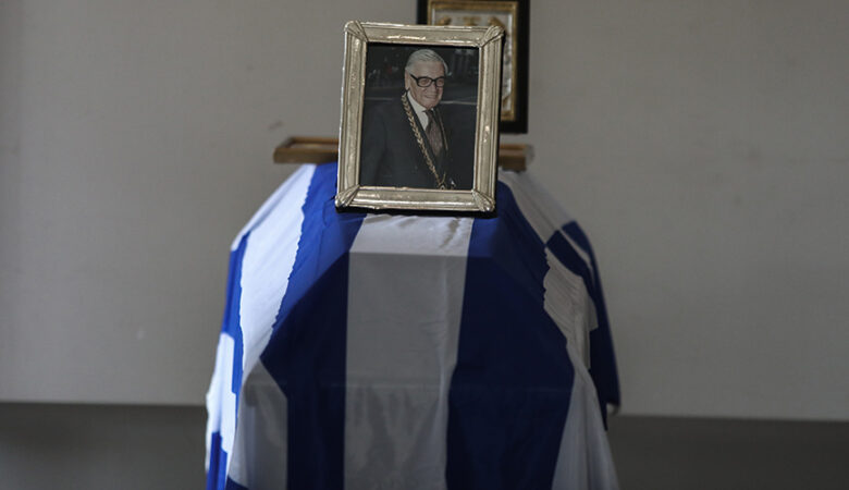 Ζάχος Χατζηφωτίου: Τελευταίο αντίο στο Α’ Νεκροταφείο Αθηνών – Δείτε εικόνες