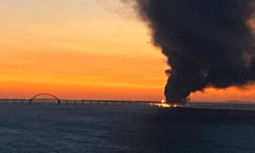 Ισχυρή έκρηξη στη γέφυρα που συνδέει τη Ρωσία με την Κριμαία, στο Στενό του Κερτς – Δείτε φωτογραφίες και βίντεο