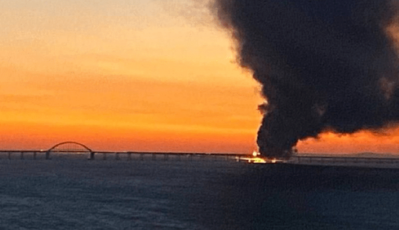 Ισχυρή έκρηξη στη γέφυρα που συνδέει τη Ρωσία με την Κριμαία, στο Στενό του Κερτς – Δείτε φωτογραφίες και βίντεο