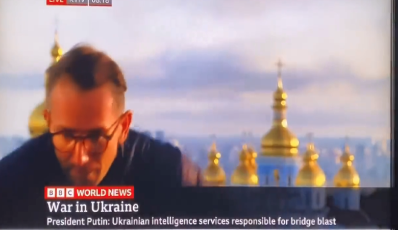 Ουκρανία: Δημοσιογράφος του BBC μεταδίδει live τη στιγμή των εκρήξεων στο Κίεβο – Δείτε το βίντεο