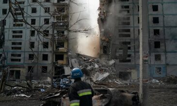 Πόλεμος στην Ουκρανία: Καταστράφηκε πολυώροφη πολυκατοικία στη Ζαπορίζια από βομβαρδισμό
