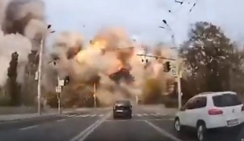 Πόλεμος στην Ουκρανία: Βίντεο σοκ δείχνει πύραυλο να πέφτει σε κατοικημένη περιοχή στο Ντνίπρο