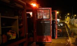 Εμπρηστική επίθεση τα ξημερώματα σε ψητοπωλείο στην Πεύκη – Άγνωστοι πέταξαν στο εσωτερικό του καταστήματος εύφλεκτο υλικό