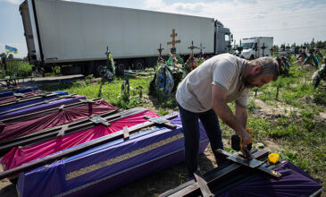Κίεβο: Ανακοίνωσε την εκταφή δεκάδων αμάχων που σκοτώθηκαν σε πόλεις που ανακατέλαβαν οι Ουκρανοί