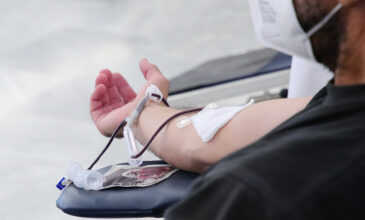 Βρετανία: Πρωτοφανή έλλειψη αίματος – Το NHS ζητά να αναβληθούν οι μη επείγουσες χειρουργικές επεμβάσεις