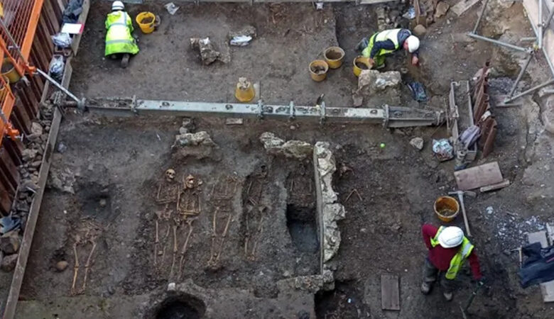 Σοκ στην Βρετανία: Ανακαλύφθηκαν εκατοντάδες σκελετοί κάτω από ένα παλιό πολυκατάστημα