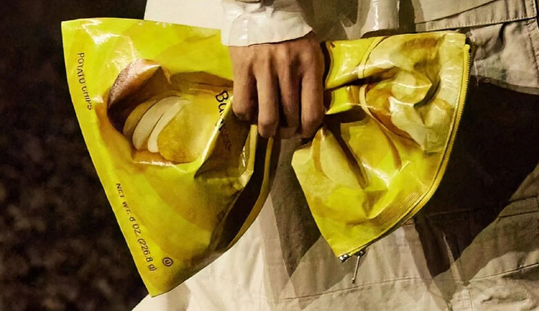 Η νέα τσάντα που μοιάζει με σακούλα από πατατάκια Lay’s και κοστίζει 1.800 δολάρια