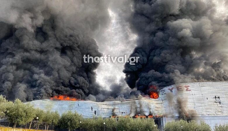 Θεσσαλονίκη: Μεγάλη φωτιά σε επιχείρηση στο Δερβένι – Προσπαθούν να τη σβήσουν 21 πυροσβέστες με 7 οχήματα