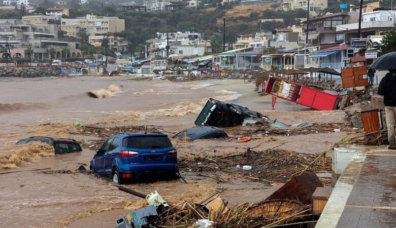 Πρωτοφανής καταστροφή στην Κρήτη από την κακοκαιρία: Αμάξια και σπίτια βούλιαξαν στη λάσπη – Δείτε εικόνες