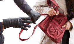 Χαλκίδα: Την αιφνιδίασαν και της έκλεψαν την τσάντα από τα χέρια έξω από σουβλατζίδικο