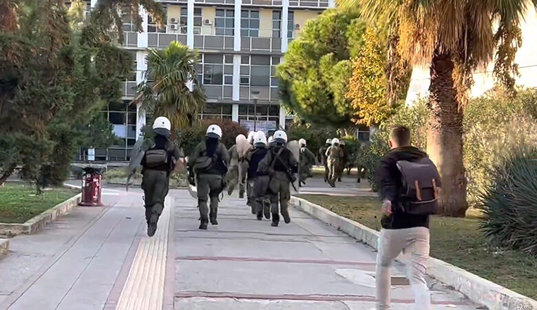 Θεσσαλονίκη: Επίθεση με πέτρες εναντίον αστυνομικών στο ΑΠΘ