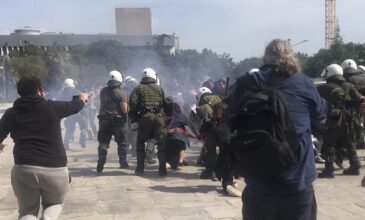Θεσσαλονίκη: Επεισόδια με πέτρες και φωτοβολίδες εναντίον των ΜΑΤ στο ΑΠΘ