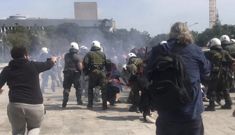 Θεσσαλονίκη: Επεισόδια με πέτρες και φωτοβολίδες εναντίον των ΜΑΤ στο ΑΠΘ