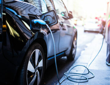 Το 70% των ηλεκτρικών αυτοκινήτων φορτίζουν την μπαταρία τους στο σπίτι ή στην εργασία