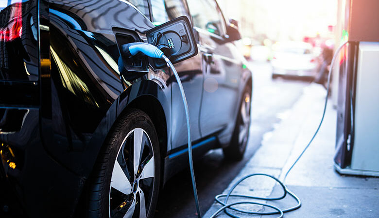 Το 70% των ηλεκτρικών αυτοκινήτων φορτίζουν την μπαταρία τους στο σπίτι ή στην εργασία