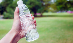Γιατί δεν πρέπει να ξαναγεμίζεις το πλαστικό μπουκάλι του νερού