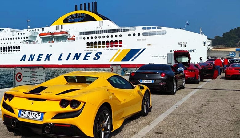 Ηγουμενίτσα: Γιατί το λιμάνι γέμισε με δεκάδες Ferrari – Θα φτάσουν μέχρι την λίμνη Πλαστήρα