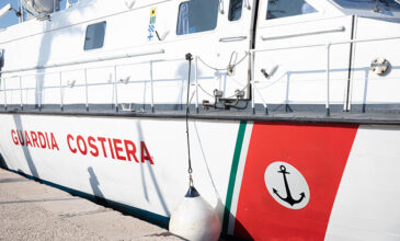 Ιταλία: Δύο μικρά παιδιά βρέθηκαν απανθρακωμένα σε σκάφος με μετανάστες που πήρε φωτιά