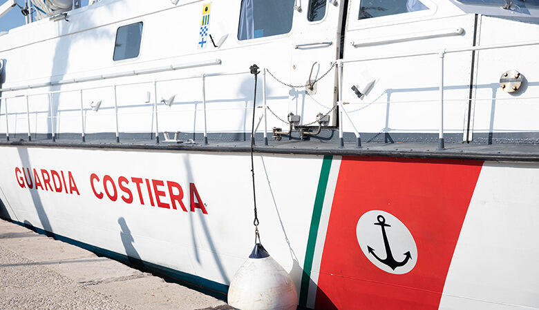 Ιταλία: Δύο μικρά παιδιά βρέθηκαν απανθρακωμένα σε σκάφος με μετανάστες που πήρε φωτιά